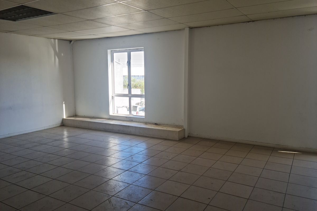 200m2  Warehouse To Let in the Strand. - Photo 4