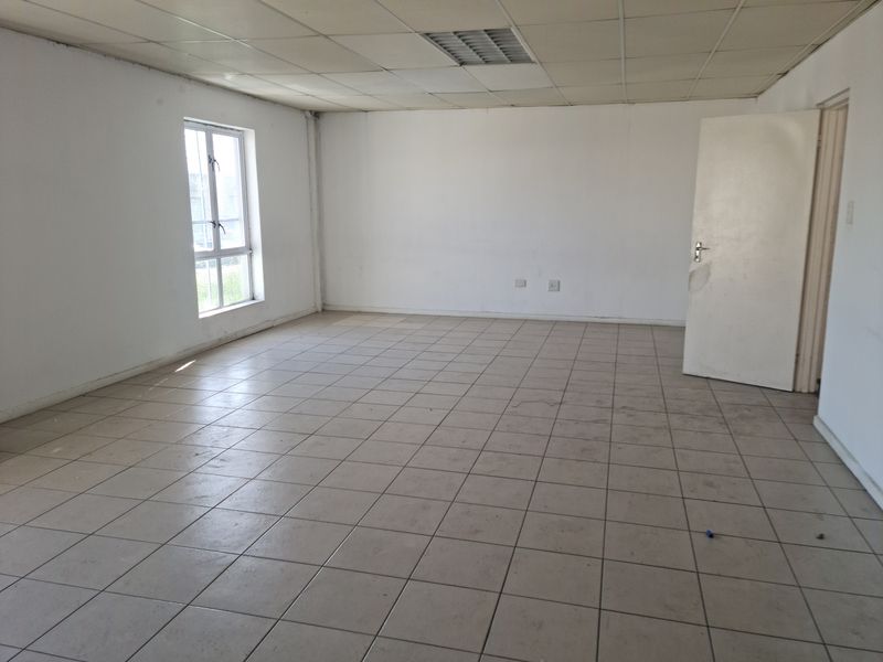 200m2  Warehouse To Let in the Strand. - Photo 8