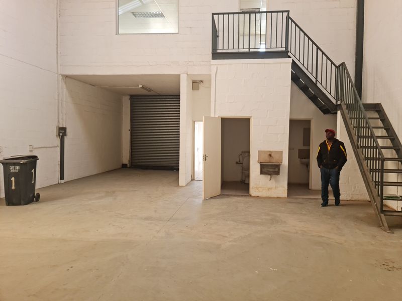 200m2  Warehouse To Let in the Strand. - Photo 7