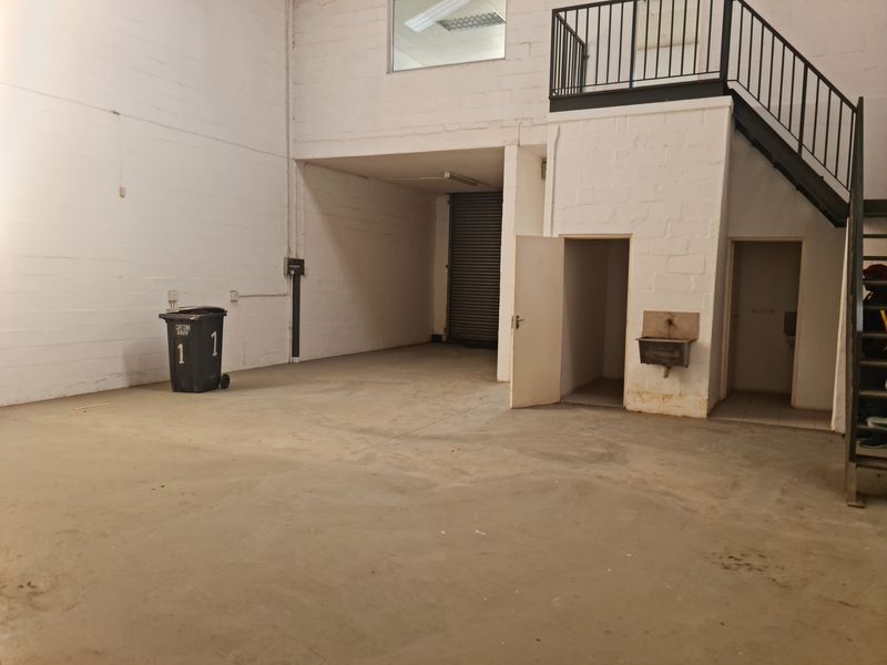 200m2  Warehouse To Let in the Strand. - Photo 5