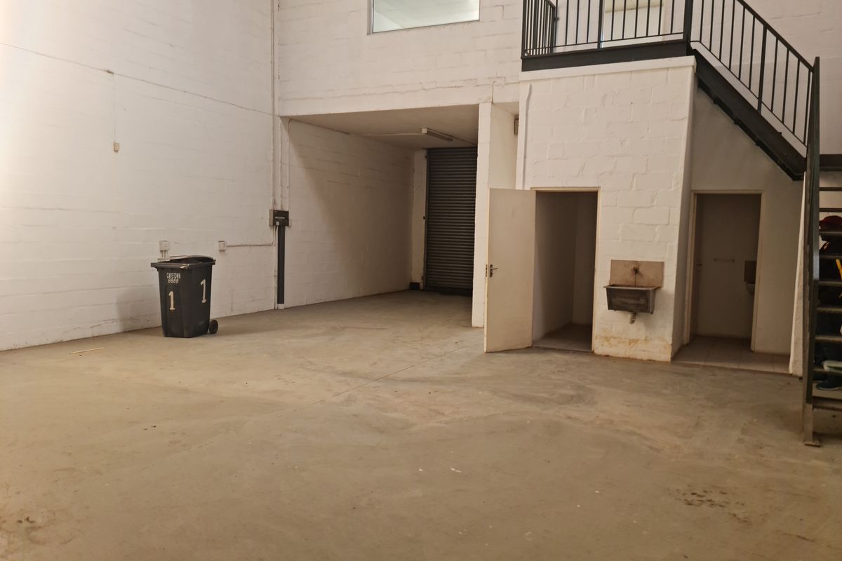 200m2  Warehouse To Let in the Strand. - Photo 5