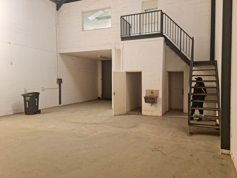 200m2  Warehouse To Let in the Strand. - Photo 3