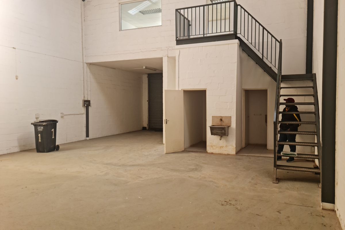 200m2  Warehouse To Let in the Strand. - Photo 3