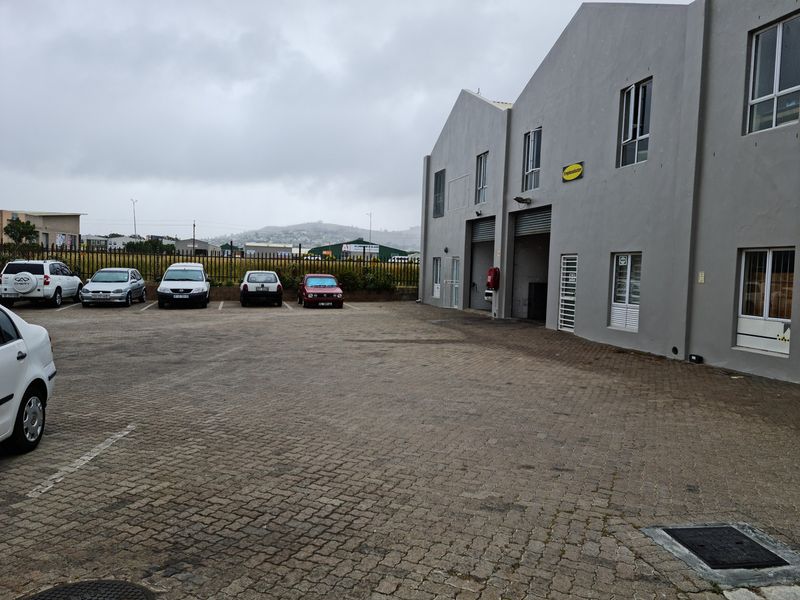 200m2  Warehouse To Let in the Strand. - Photo 2