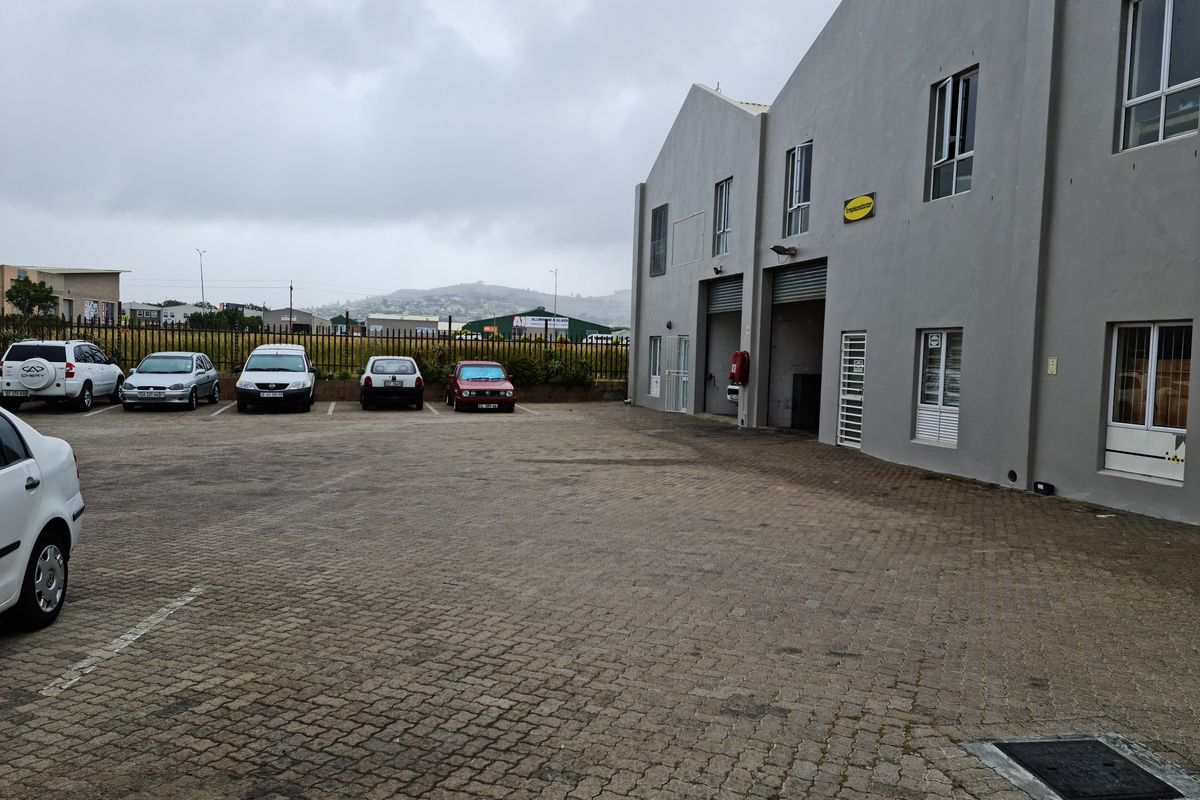 200m2  Warehouse To Let in the Strand. - Photo 2