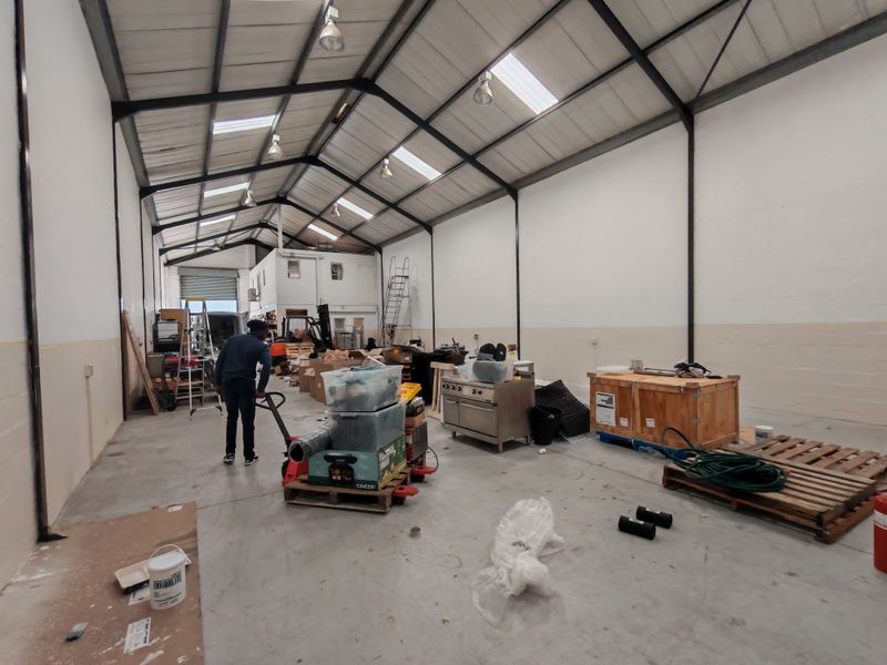 Upmarket 345m2 Industrial Warehouse To Let in Asla park @ R29320 excl vat per month. - Photo 9