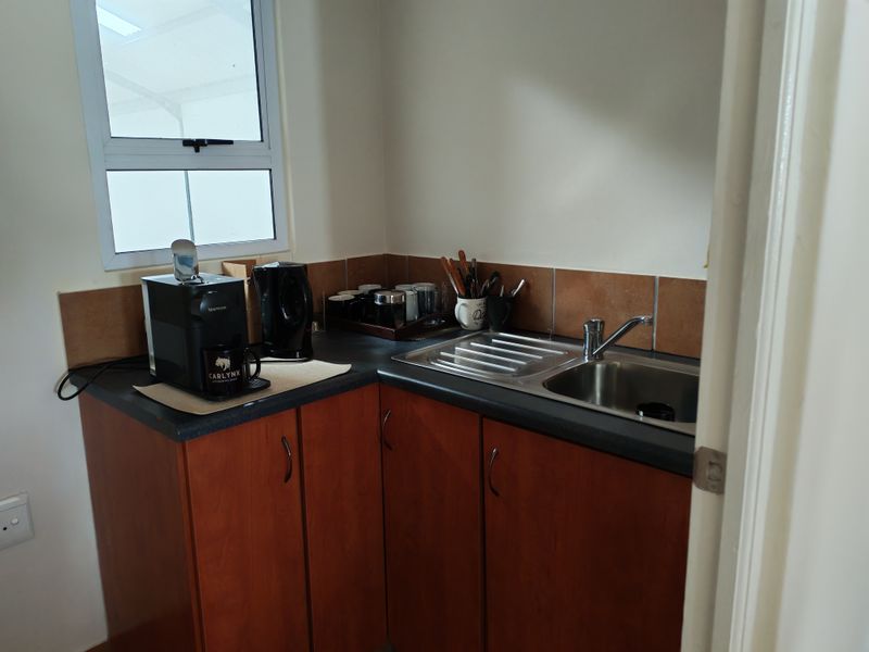 Upmarket 345m2 Industrial Warehouse To Let in Asla park @ R29320 excl vat per month. - Photo 10