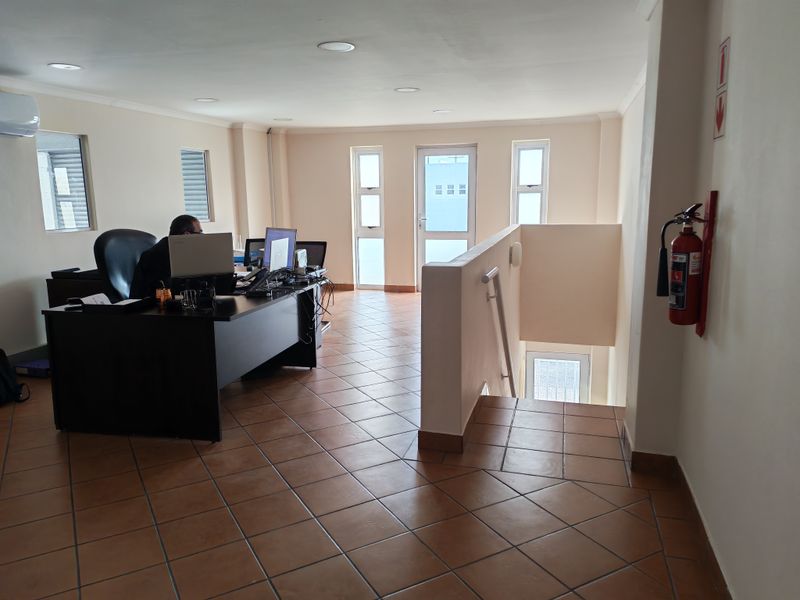 Upmarket 345m2 Industrial Warehouse To Let in Asla park @ R29320 excl vat per month. - Photo 8