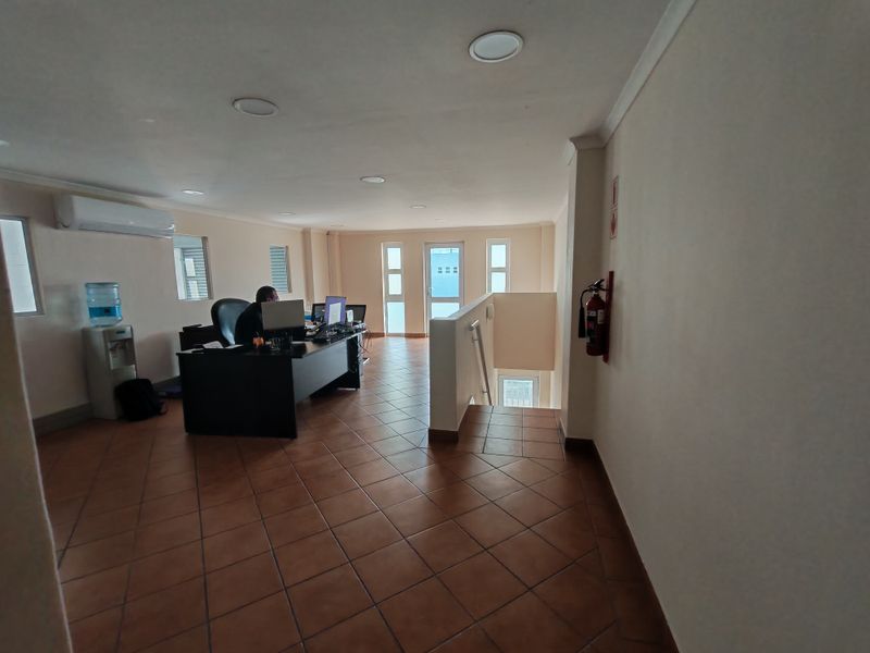 Upmarket 345m2 Industrial Warehouse To Let in Asla park @ R29320 excl vat per month. - Photo 7