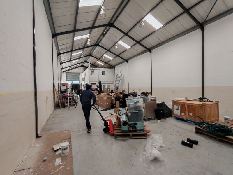 Upmarket 345m2 Industrial Warehouse To Let in Asla park @ R29320 excl vat per month. - Photo 6