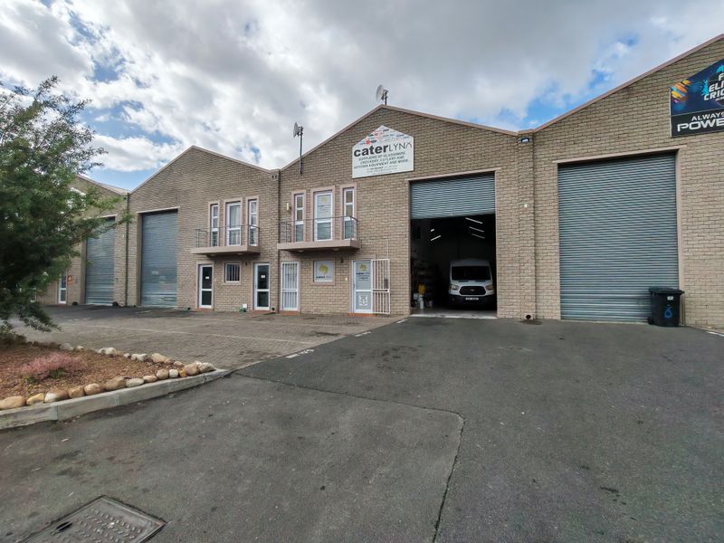 Upmarket 345m2 Industrial Warehouse To Let in Asla park @ R29320 excl vat per month. - Photo 4