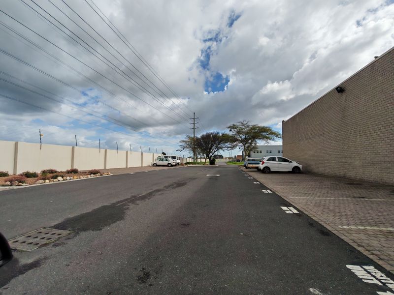 Upmarket 345m2 Industrial Warehouse To Let in Asla park @ R29320 excl vat per month. - Photo 5