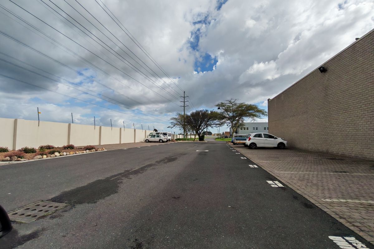 Upmarket 345m2 Industrial Warehouse To Let in Asla park @ R29320 excl vat per month. - Photo 5
