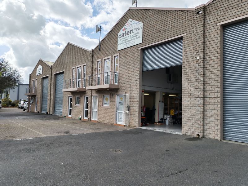 Upmarket 345m2 Industrial Warehouse To Let in Asla park @ R29320 excl vat per month. - Photo 3