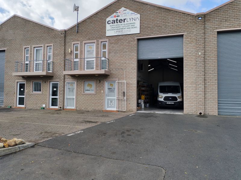 Upmarket 345m2 Industrial Warehouse To Let in Asla park @ R29320 excl vat per month. - Photo 2