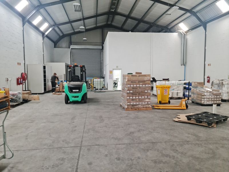 Modern 633m2 Industrial Warehouse To Let in Firgrove , Somerset West. - Photo 8