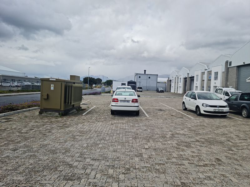 Modern 633m2 Industrial Warehouse To Let in Firgrove , Somerset West. - Photo 10