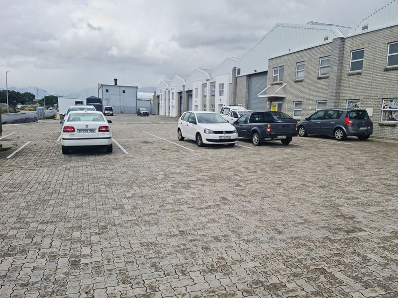Modern 633m2 Industrial Warehouse To Let in Firgrove , Somerset West. - Photo 9