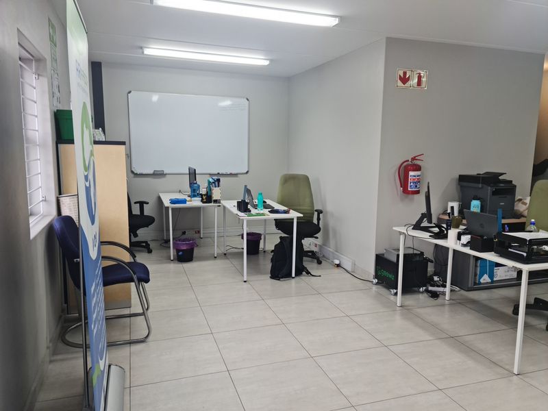 Modern 633m2 Industrial Warehouse To Let in Firgrove , Somerset West. - Photo 3