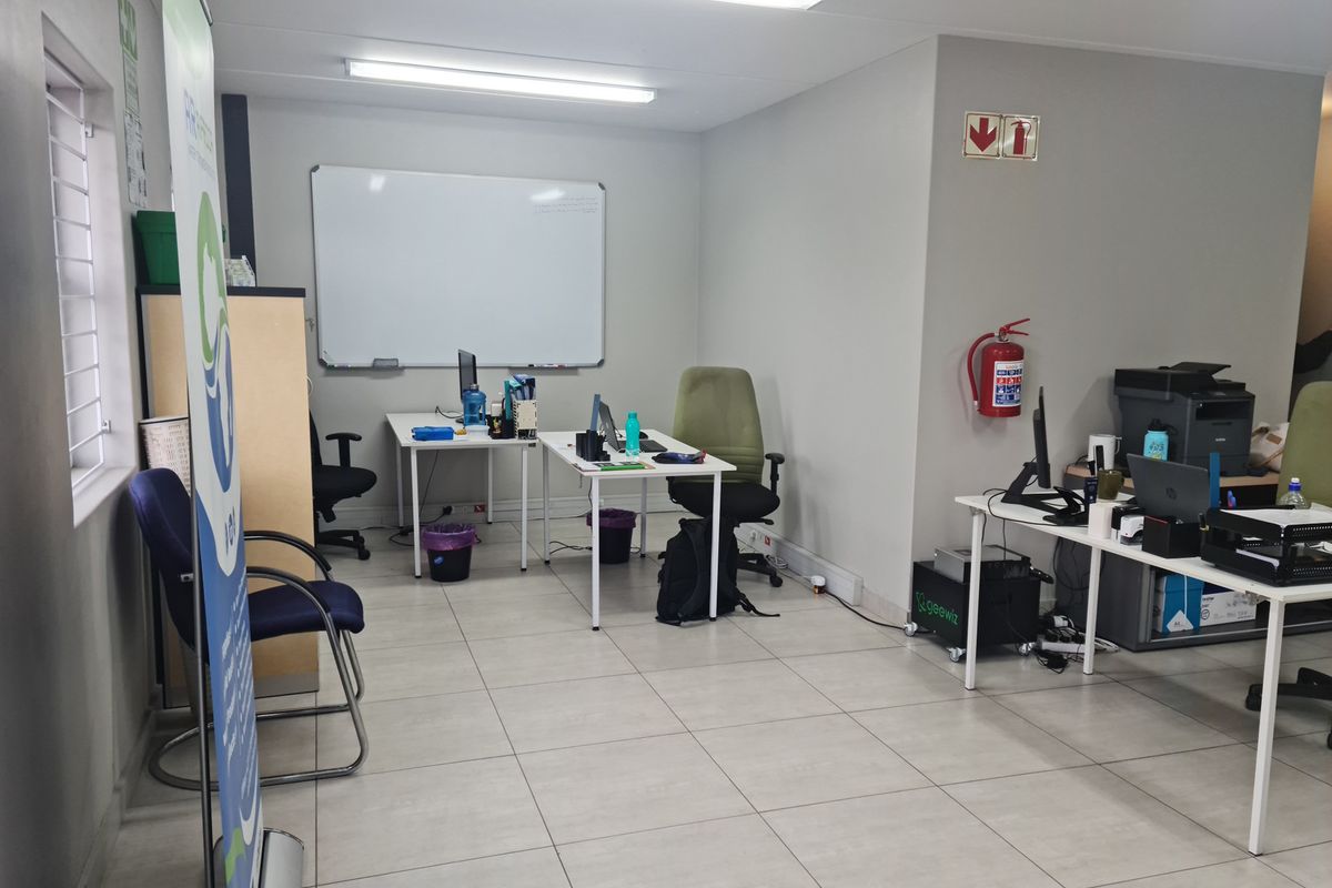 Modern 633m2 Industrial Warehouse To Let in Firgrove , Somerset West. - Photo 3