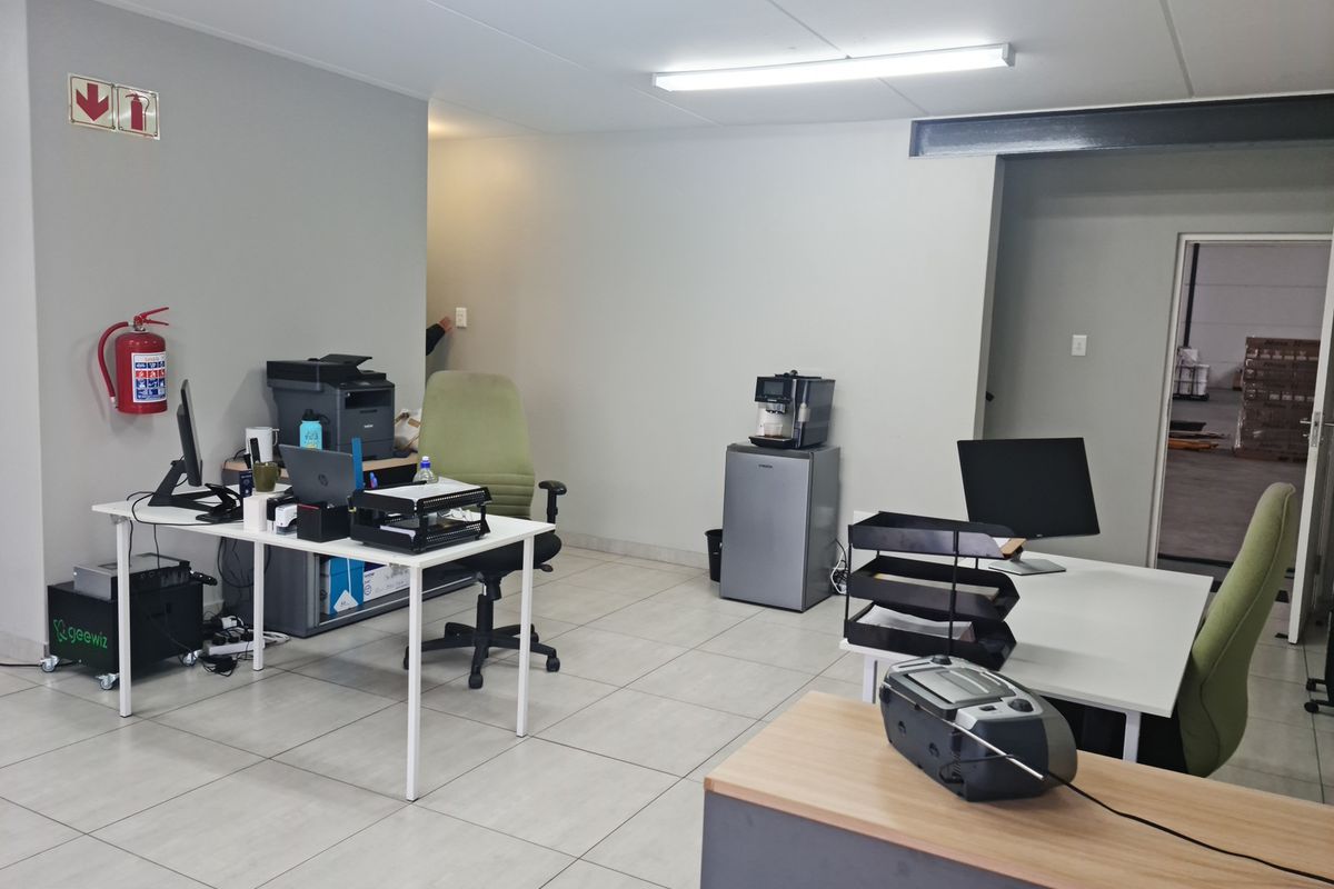 Modern 633m2 Industrial Warehouse To Let in Firgrove , Somerset West. - Photo 5