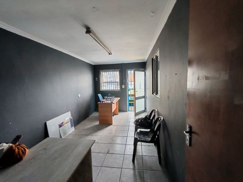 151m2 Industrial Unit To Let in Stikland. - Photo 10