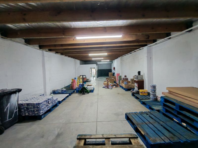 151m2 Industrial Unit To Let in Stikland. - Photo 8