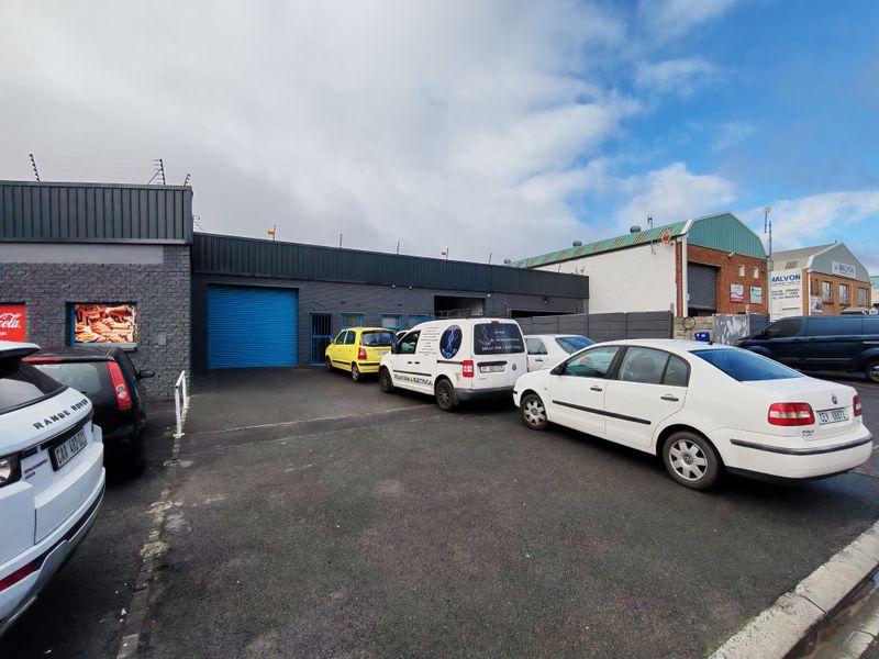 151m2 Industrial Unit To Let in Stikland. - Photo 9