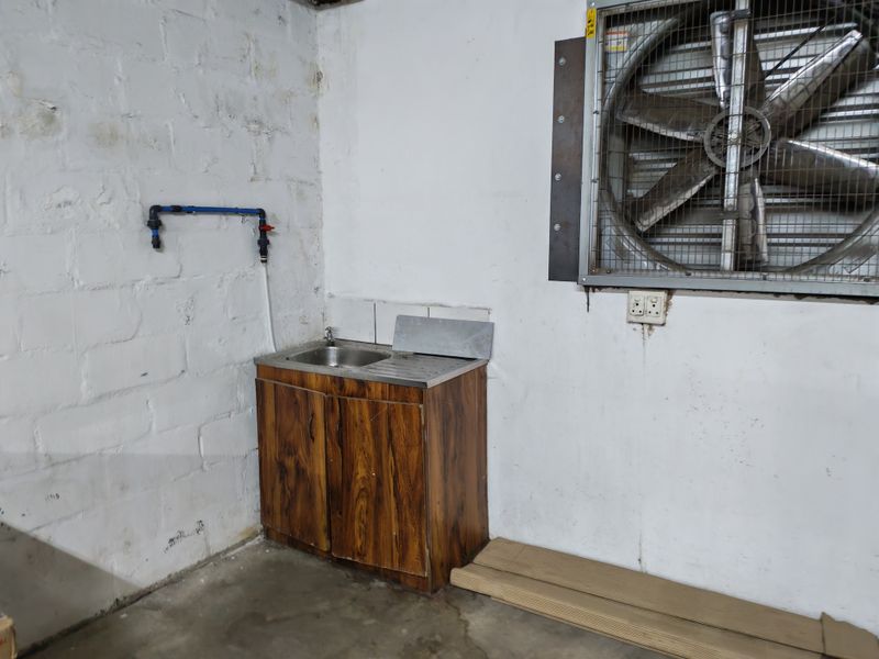 151m2 Industrial Unit To Let in Stikland. - Photo 4