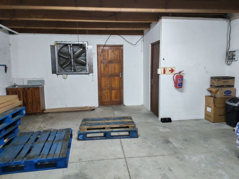 151m2 Industrial Unit To Let in Stikland. - Photo 3