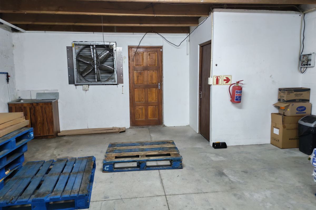 151m2 Industrial Unit To Let in Stikland. - Photo 3