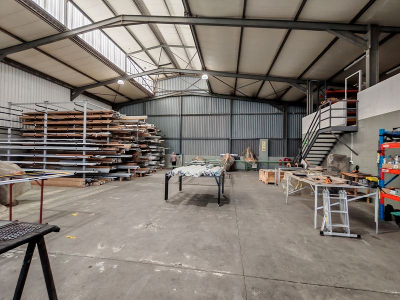 800m2 Industrial Warehouse with 500 Amps To Let in the Strand. - Photo 2
