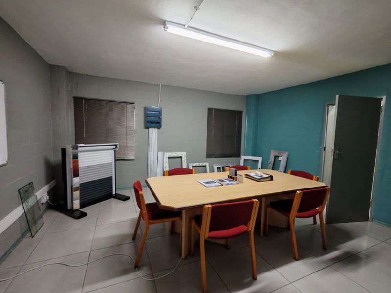 800m2 Industrial Warehouse with 500 Amps To Let in the Strand. - Photo 3