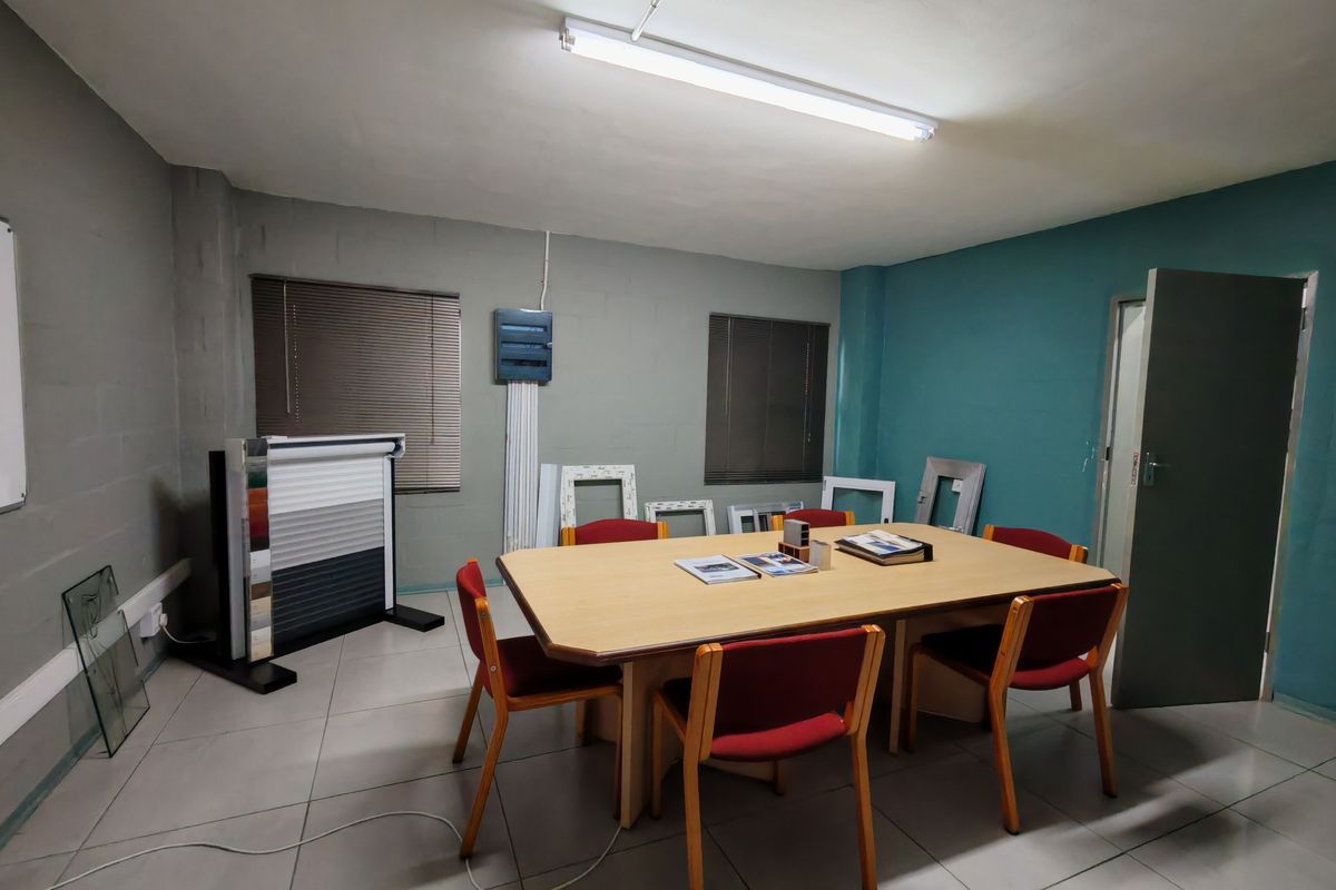 800m2 Industrial Warehouse with 500 Amps To Let in the Strand. - Photo 3