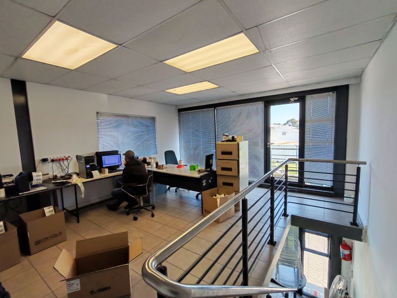 276m2  Warehouse TO LET in the Grove , Interchange ,Somerset West. - Photo 5