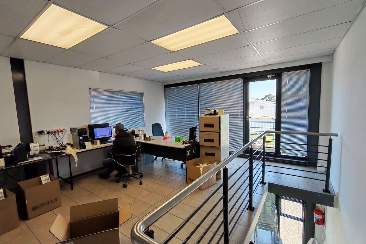 276m2  Warehouse TO LET in the Grove , Interchange ,Somerset West. - Photo 5