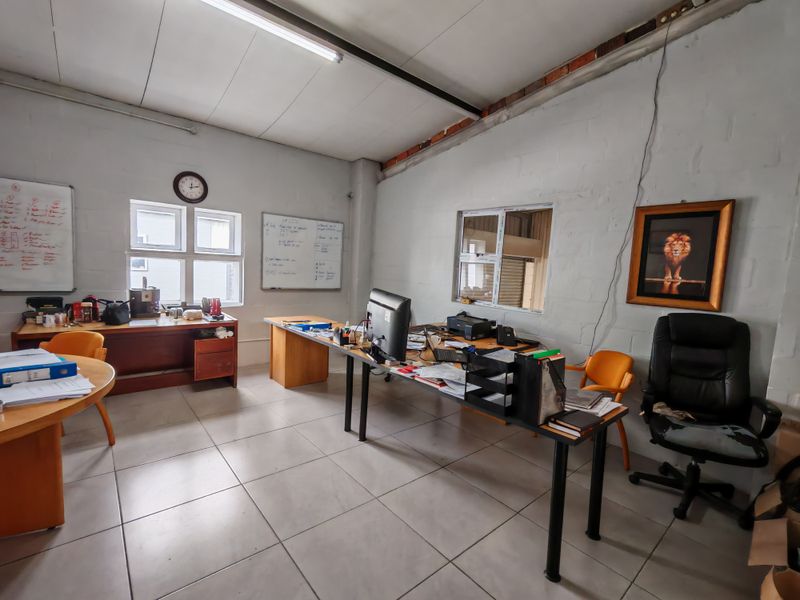 400m2 Industrial Warehouse To Let in the Strand. - Photo 10