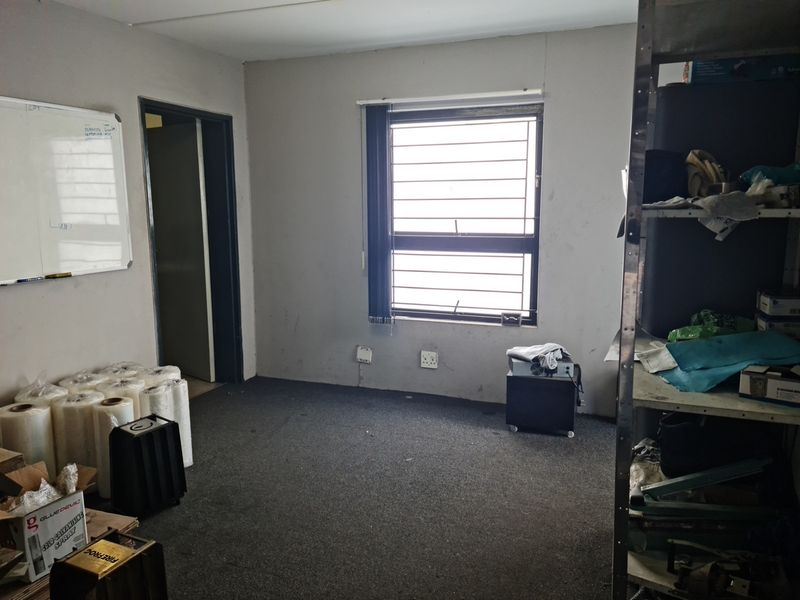 394m2 Warehouse with shared enclosed Yard/parking Area TO LET in Saxenburg Park, Blackheath. - Photo 8