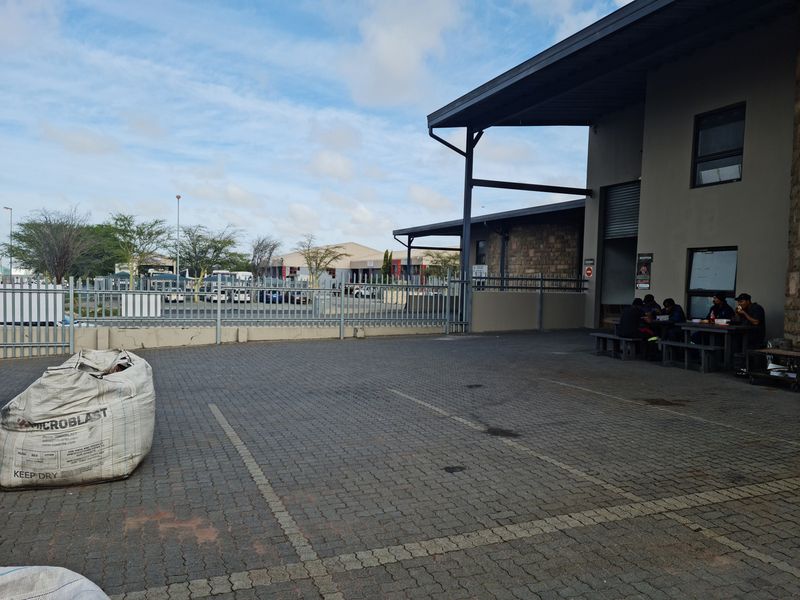 394m2 Warehouse with shared enclosed Yard/parking Area TO LET in Saxenburg Park, Blackheath. - Photo 2