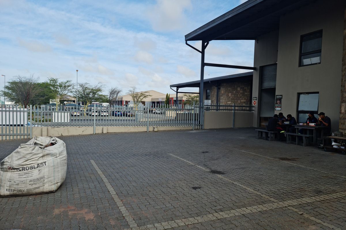 394m2 Warehouse with shared enclosed Yard/parking Area TO LET in Saxenburg Park, Blackheath. - Photo 2