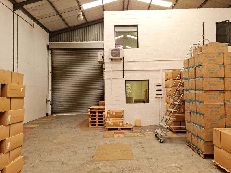 370m2 Warehouse with small enclosed Yard TO LET | FOR RENT in Saxenburg Park - Photo 8
