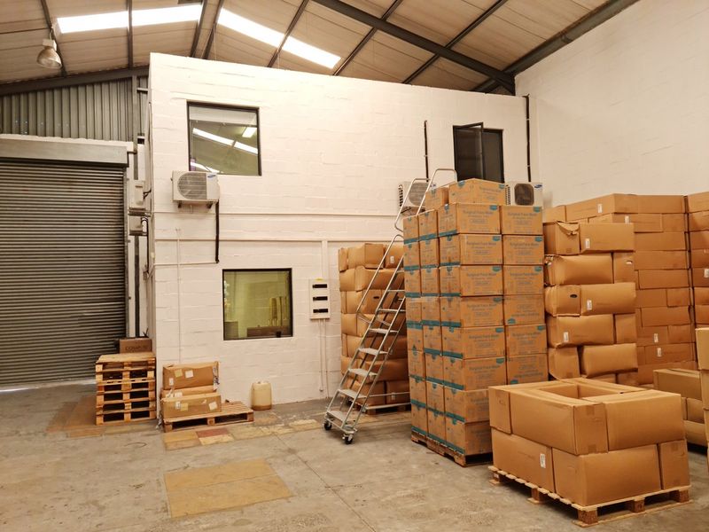 370m2 Warehouse with small enclosed Yard TO LET | FOR RENT in Saxenburg Park - Photo 7