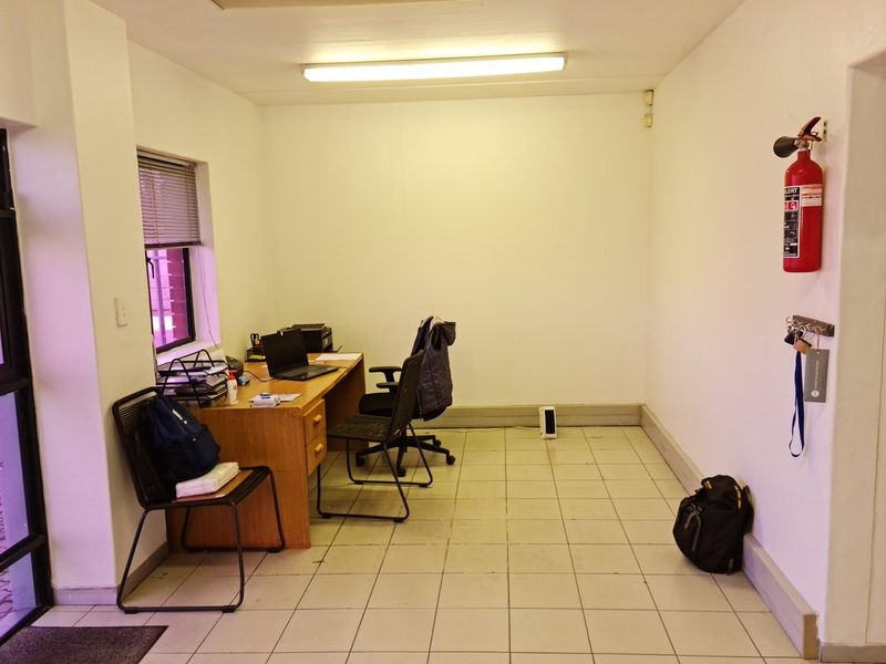 370m2 Warehouse with small enclosed Yard TO LET | FOR RENT in Saxenburg Park - Photo 6