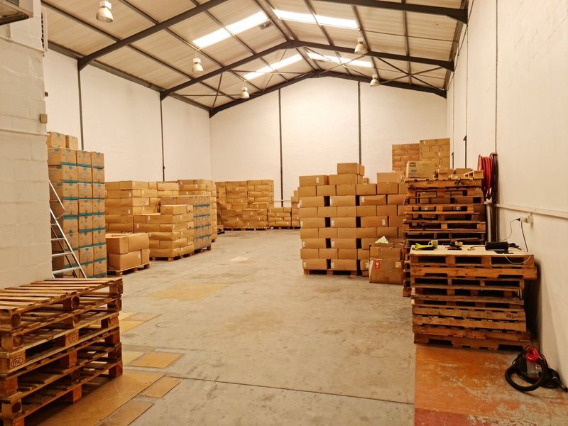 370m2 Warehouse with small enclosed Yard TO LET | FOR RENT in Saxenburg Park - Photo 2