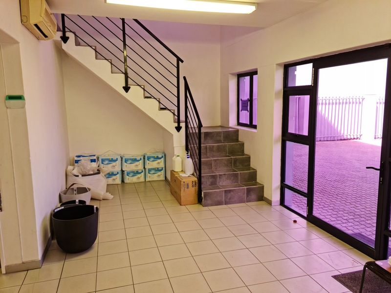 370m2 Warehouse with small enclosed Yard TO LET | FOR RENT in Saxenburg Park - Photo 4