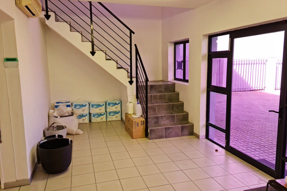 370m2 Warehouse with small enclosed Yard TO LET | FOR RENT in Saxenburg Park - Photo 4