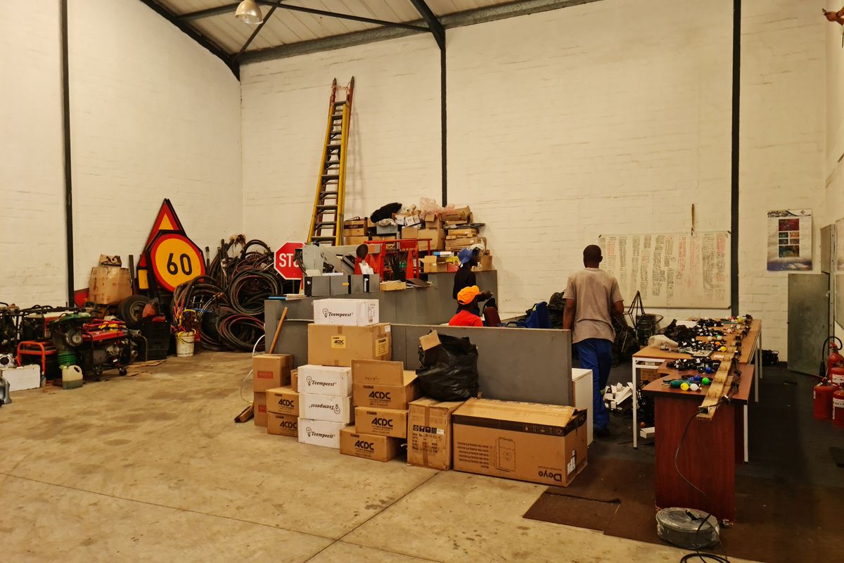 312m2 Warehouse with Yard Space TO LET in Saxenburg Park, Blackheath - Photo 2