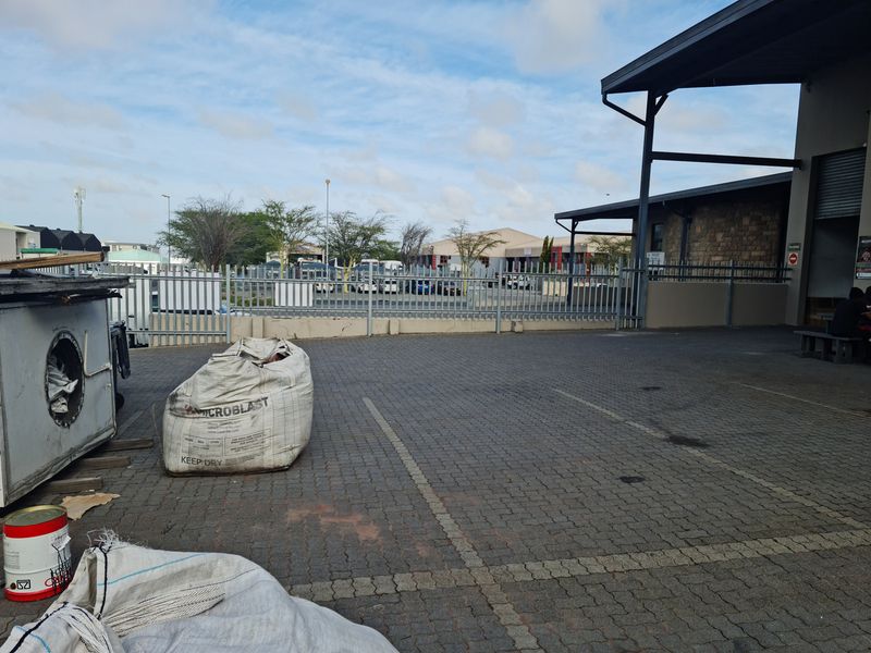 788m2 Warehouse with shared enclosed Yard/parking Area TO LET in Saxenburg Park - Photo 10