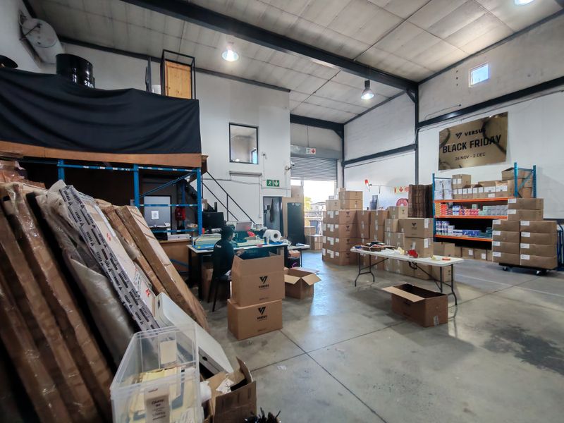 788m2 Warehouse with shared enclosed Yard/parking Area TO LET in Saxenburg Park - Photo 8