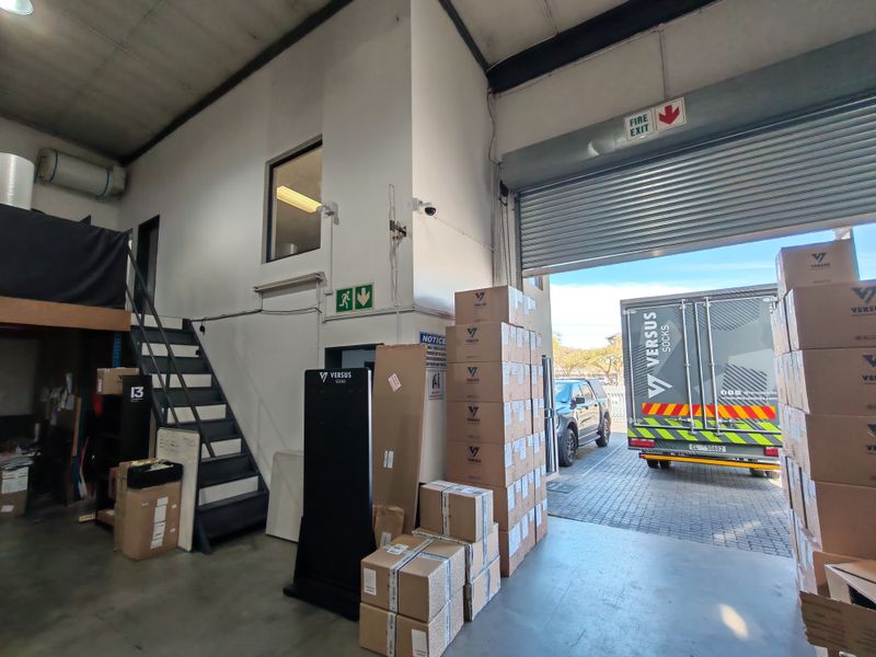 788m2 Warehouse with shared enclosed Yard/parking Area TO LET in Saxenburg Park - Photo 7